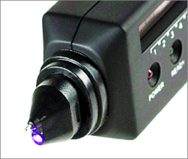 Diamond tester with built-in UV light source