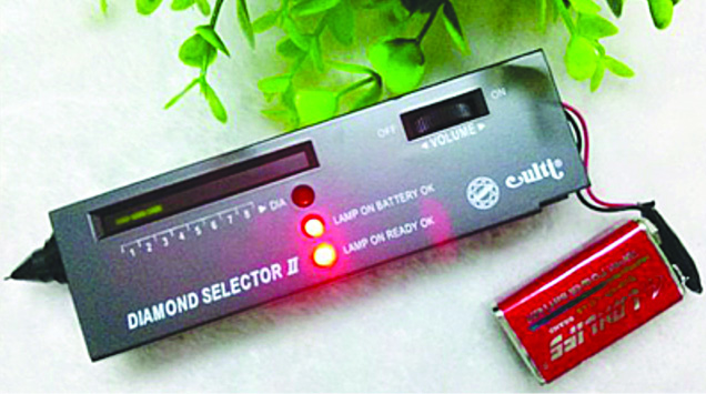 Electronic diamond tester with LED indicators