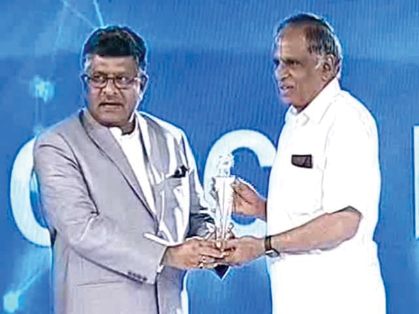 Prof. S. Sadagopan receiving NDTV Digital Pioneer Award 